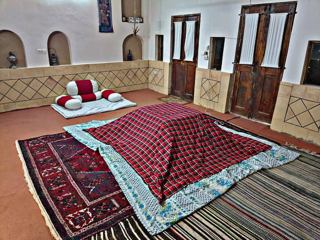 داخل اتاق گل محمدی داخل اتاق گل محمدی