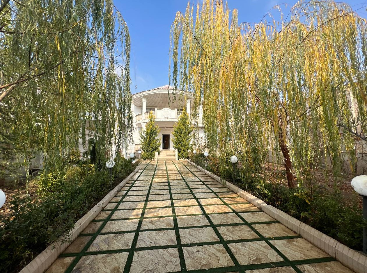 نمای باغ و اقامتگاه