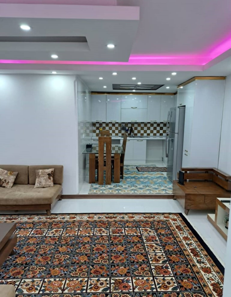 اتاق پذیرایی و آشپزخانه