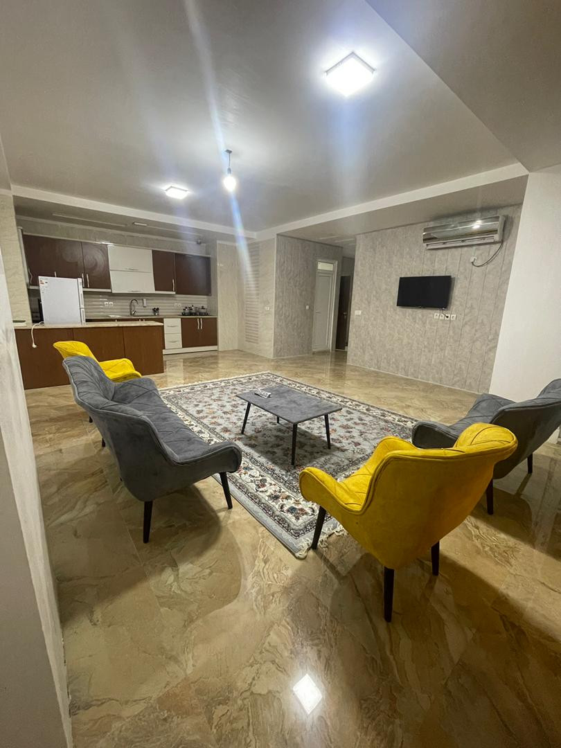 اتاق پذیرایی و آشپزخانه