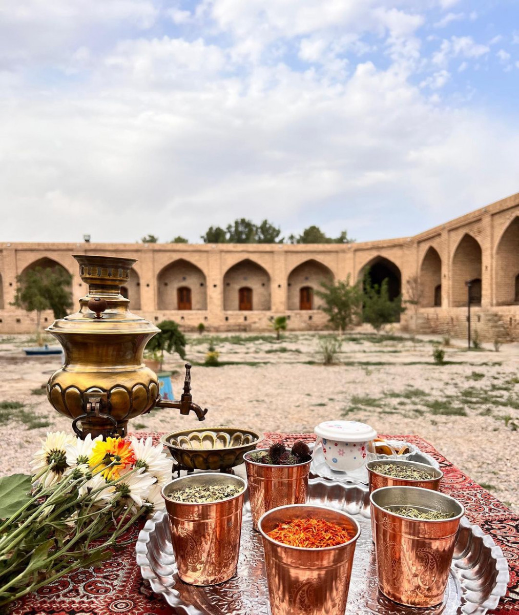 حیاط  و نمای اقامتگاه