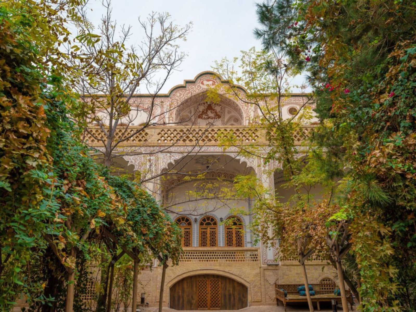 نمای بیرونی ساختمان