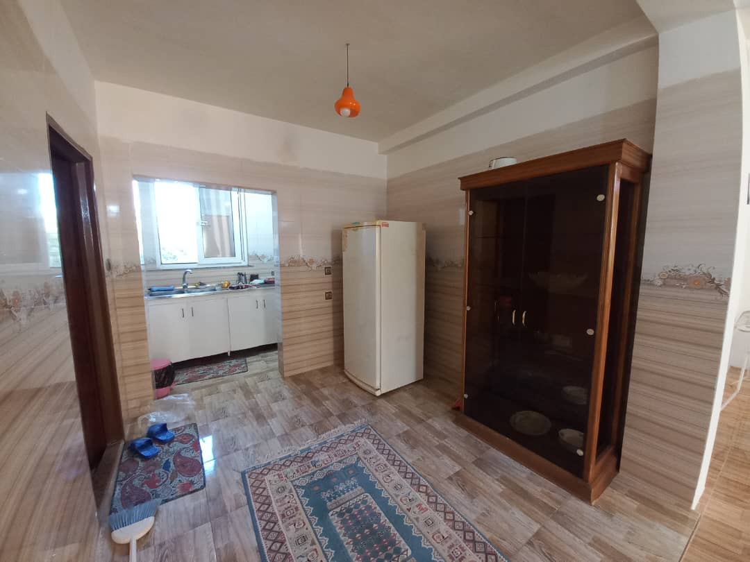 اتاق پذیرایی و آشپزخانه