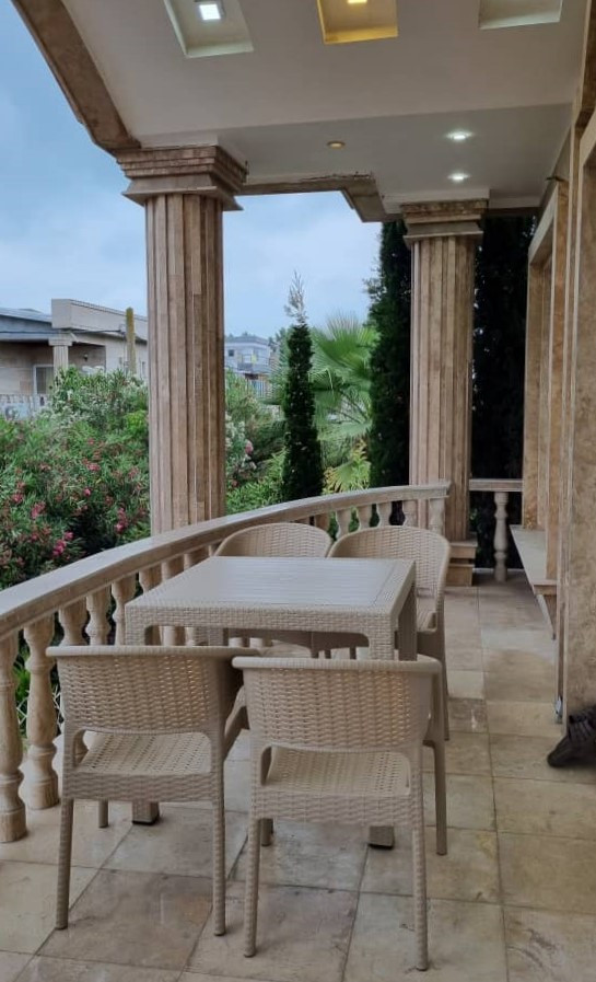 تراس طبقه همکف