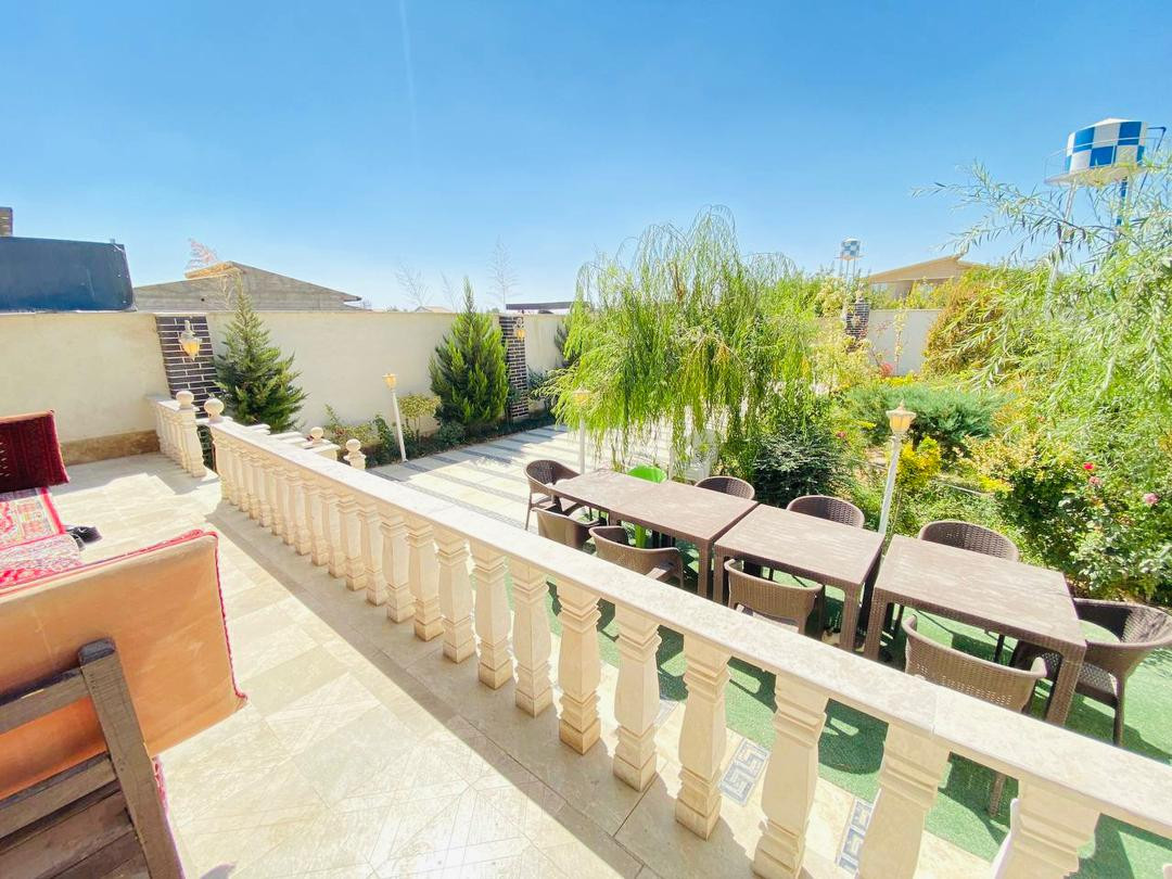 تراس و حیاط