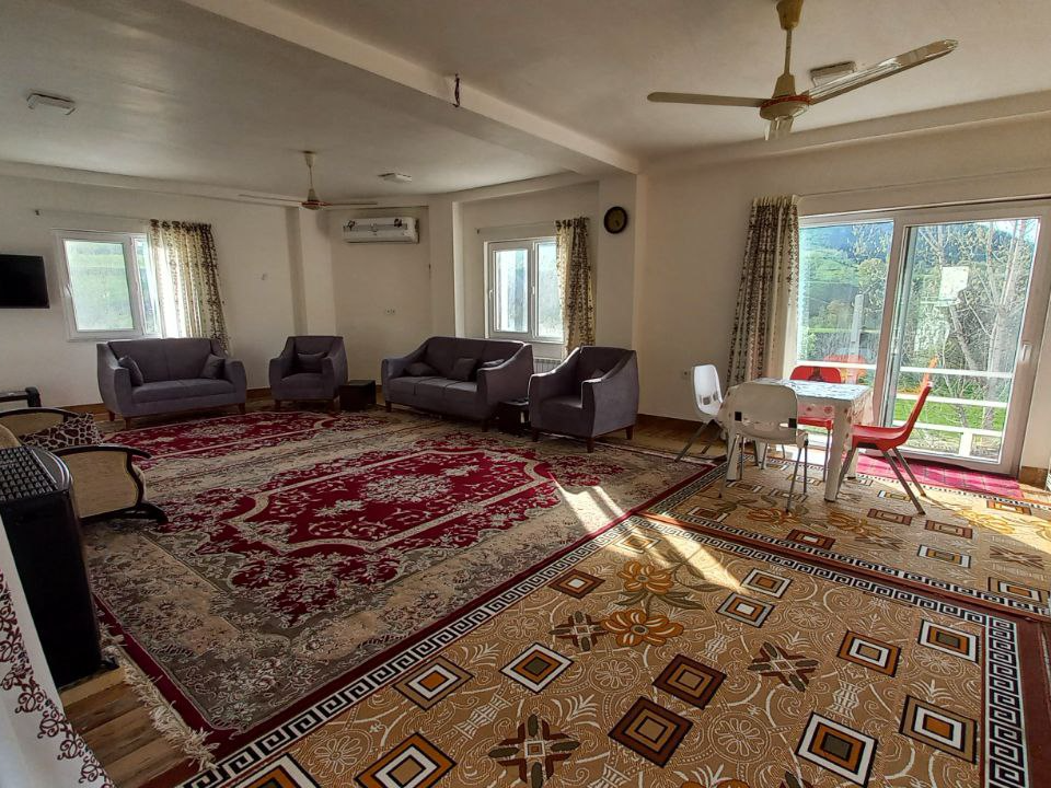 هال و پذیرایی دورتادور پنجره و غرق نور