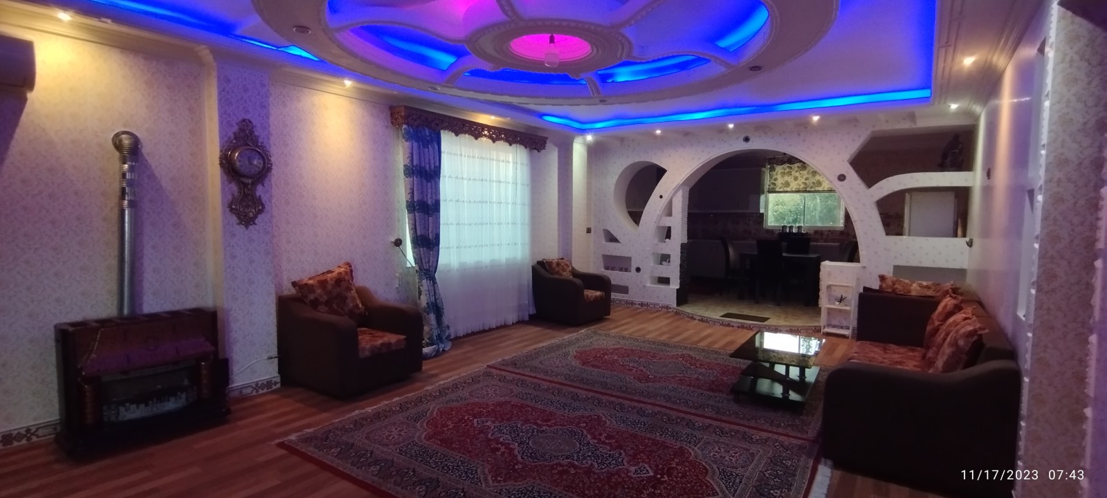 اتاق پذیرایی و آشپزخانه