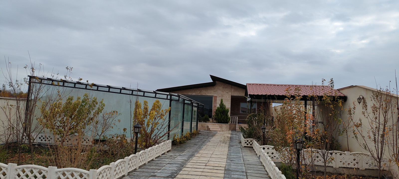 نمای کلی از سمت پارکینگ