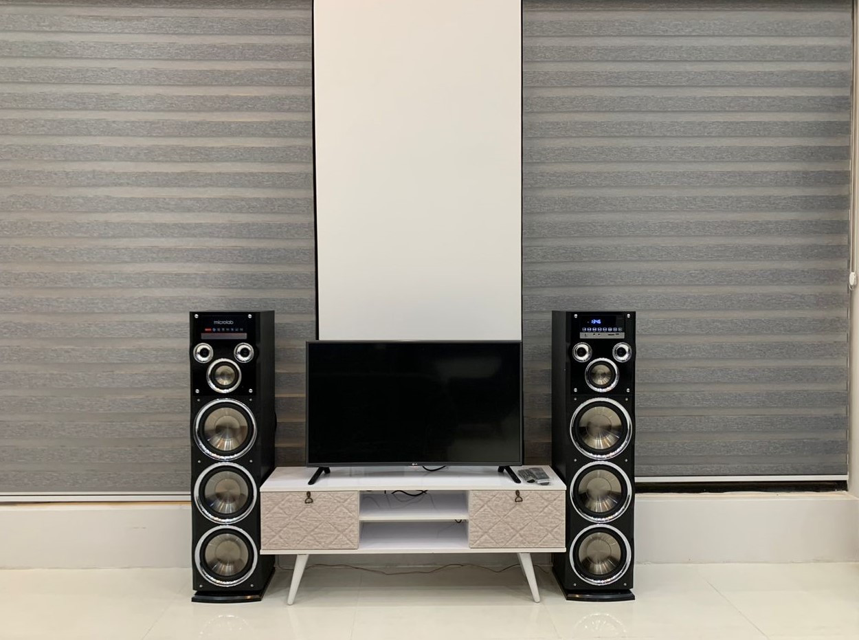 اتاق پذیرایی طبقه همکف