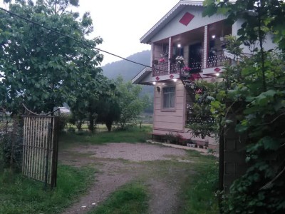 خانه‌ای ویلایی با چشم‌انداز جنگل و کوه در سراکه