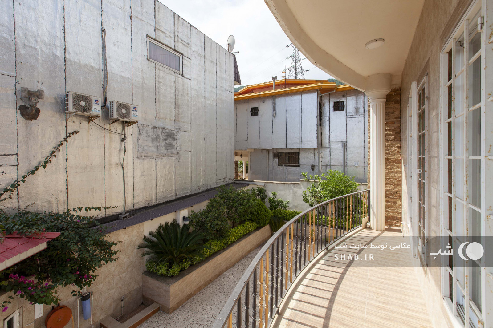بالکن رو به حیاط