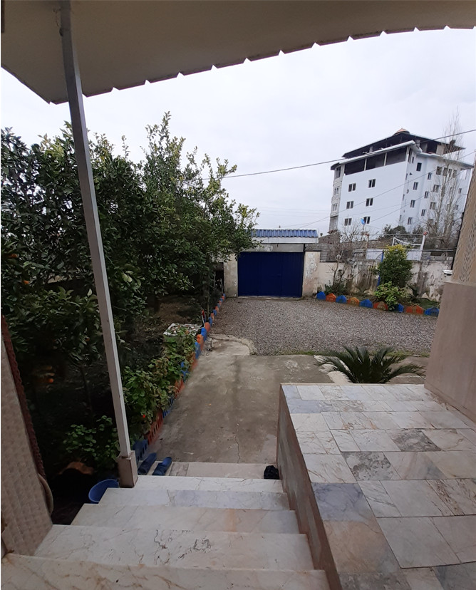 ایوان و حیاط