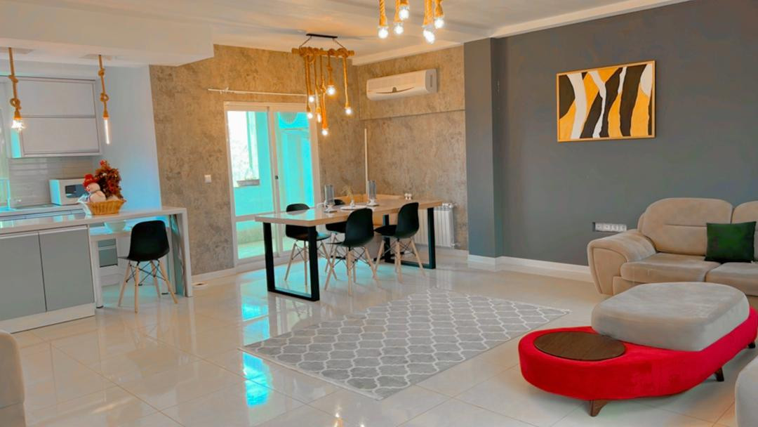 اتاق پذیرایی و آشپزخانه