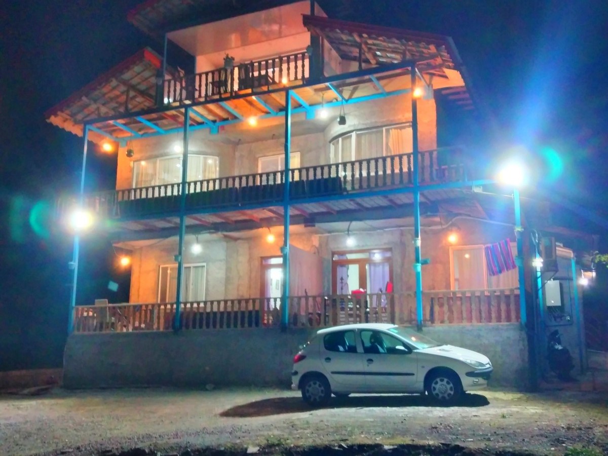 نمای شب اقامتگاه