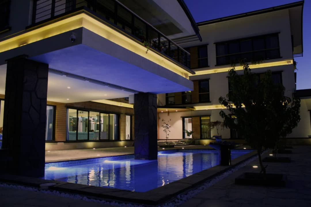 نمای ویلا و استخر روباز