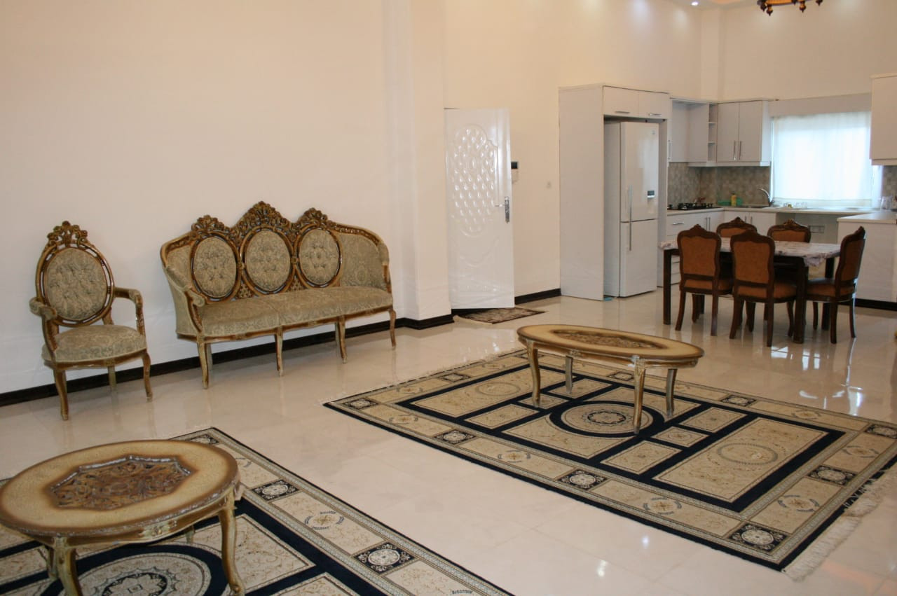 اتاق پذیرایی و آشپزخانه