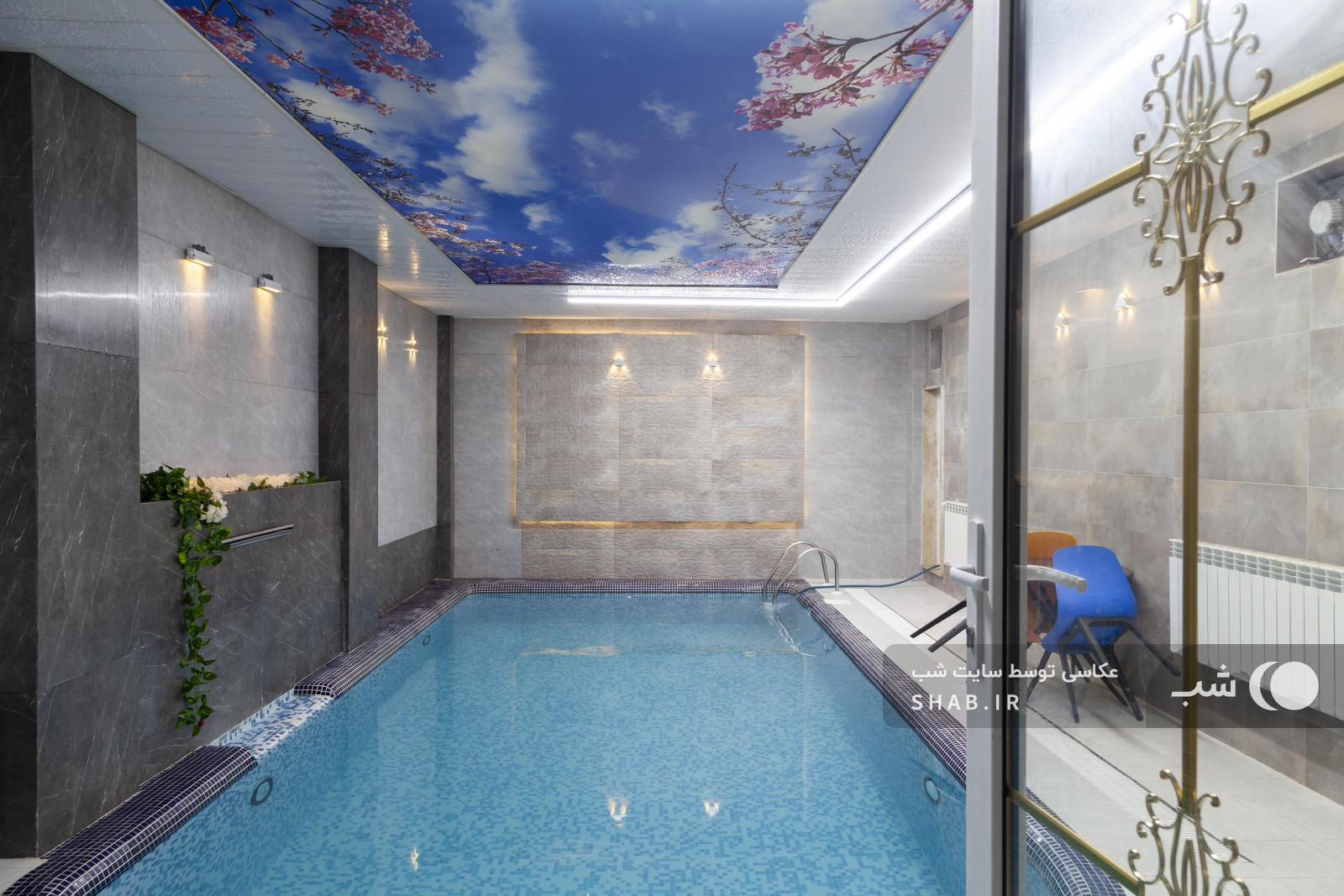 استخر آب‌گرم سر پوشیده