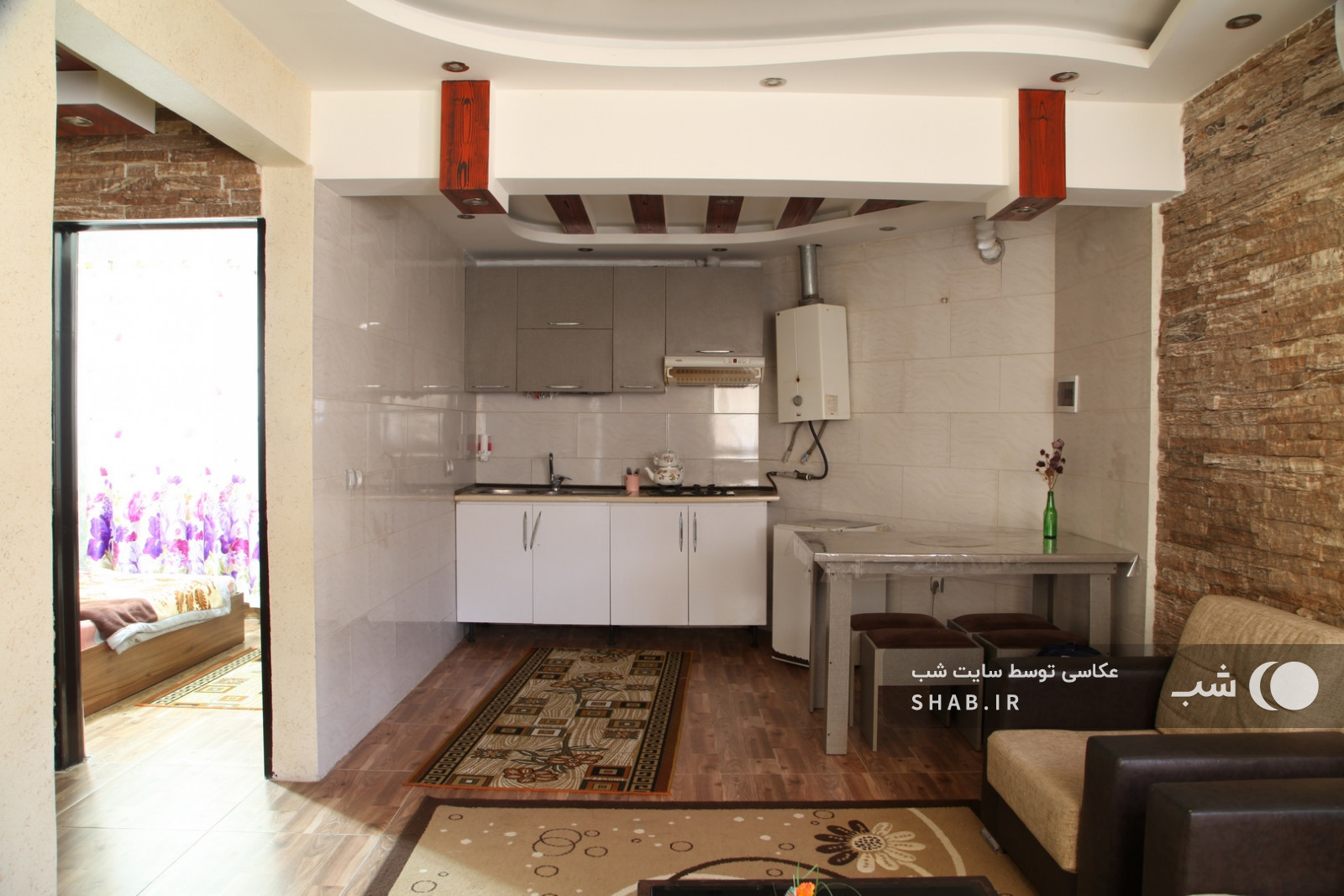 اتاق پذیرایی و آشپزخانه