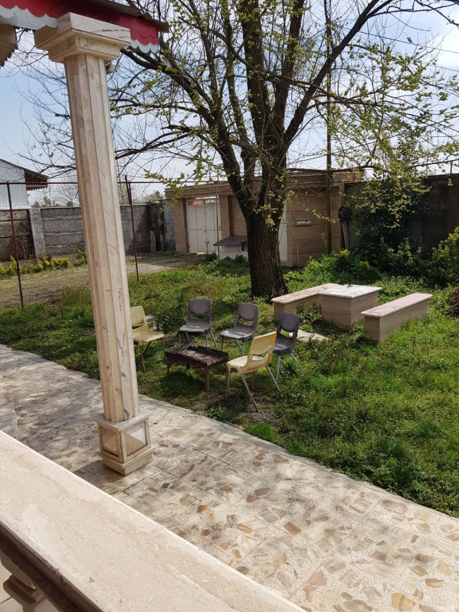 میز سنگی در حیاط