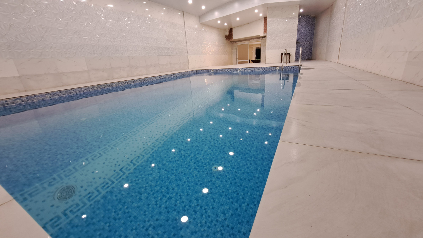 استخر سرپوشیده آب گرم