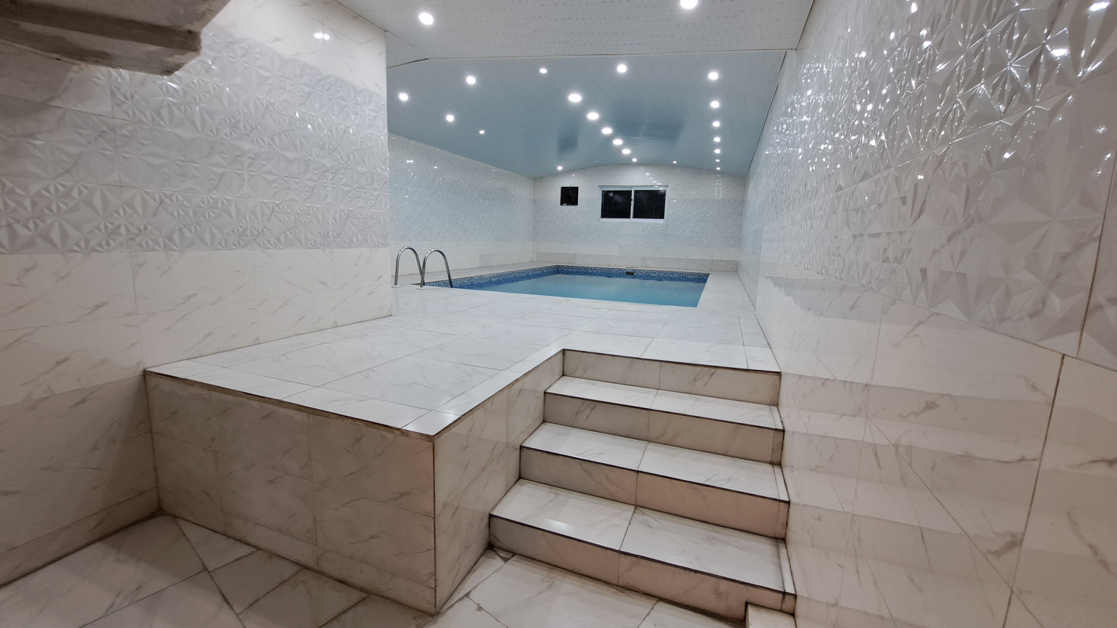 استخر سرپوشیده آب گرم