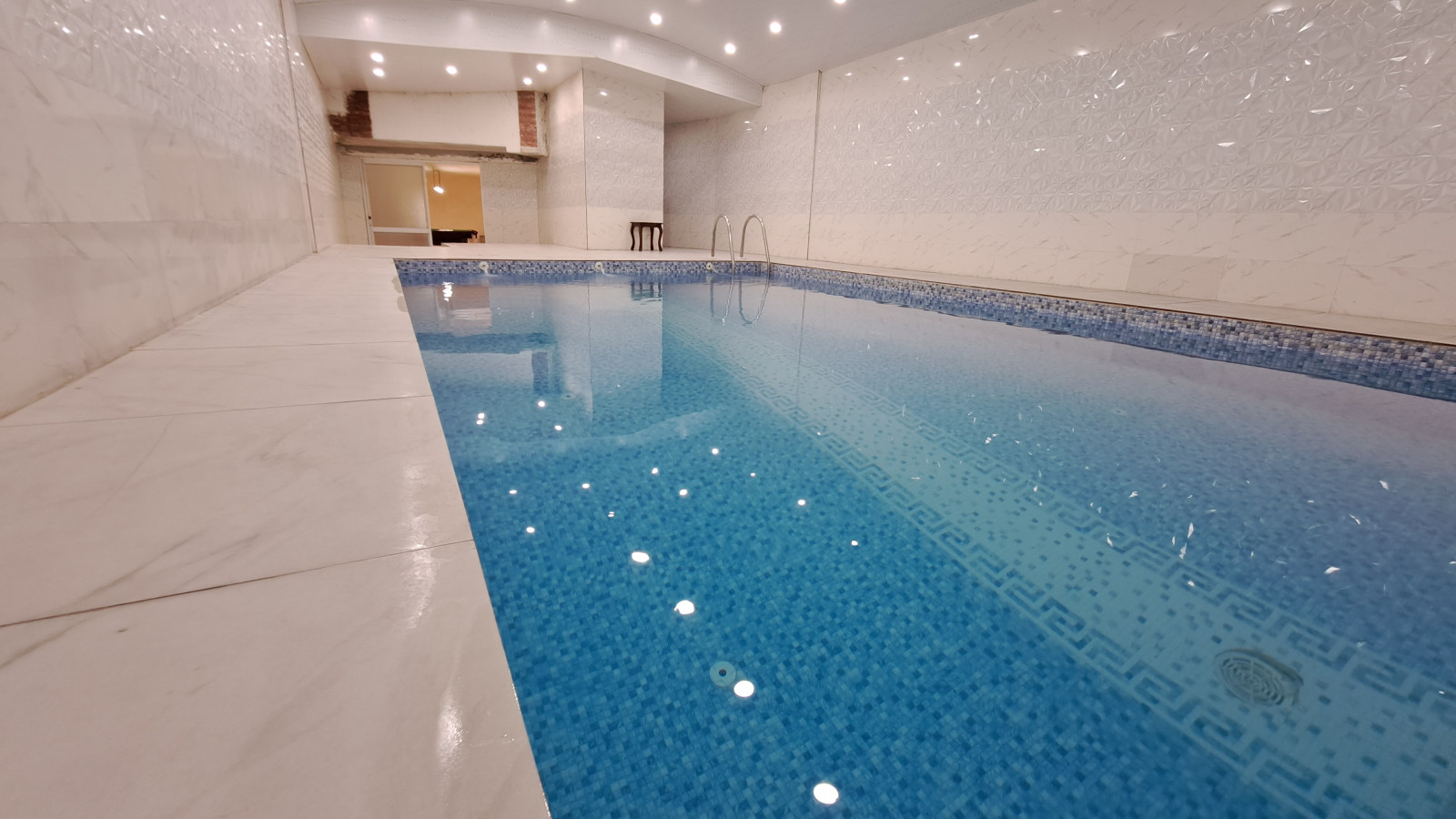 استخر سرپوشیده آب گرم