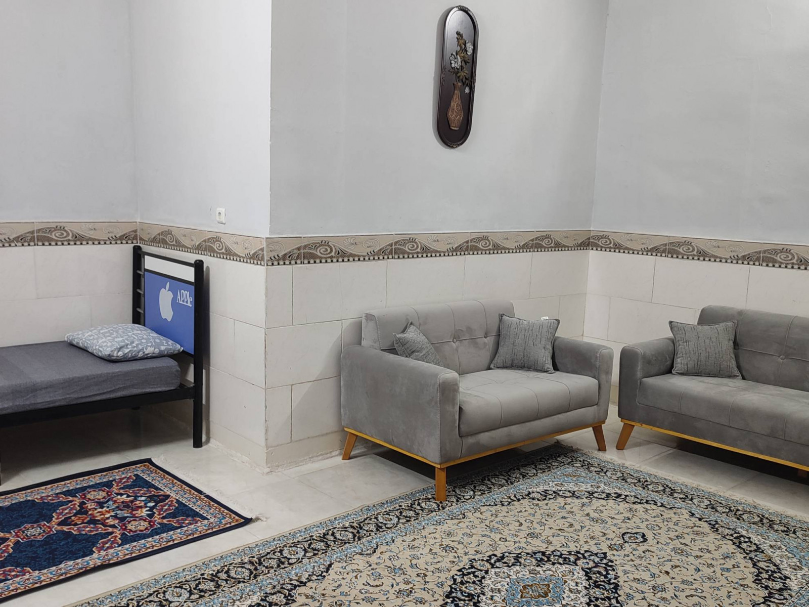درون پذیرایی یک عدد تخت یک نفره موجود می باشد
