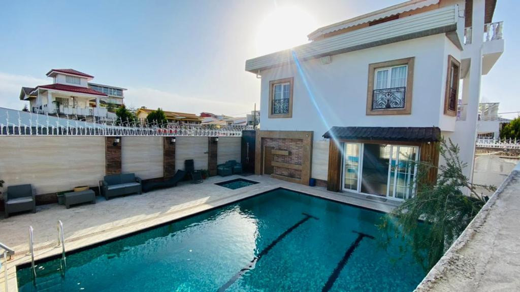 نمای ساختمان و استخر نمای ساختمان و استخر