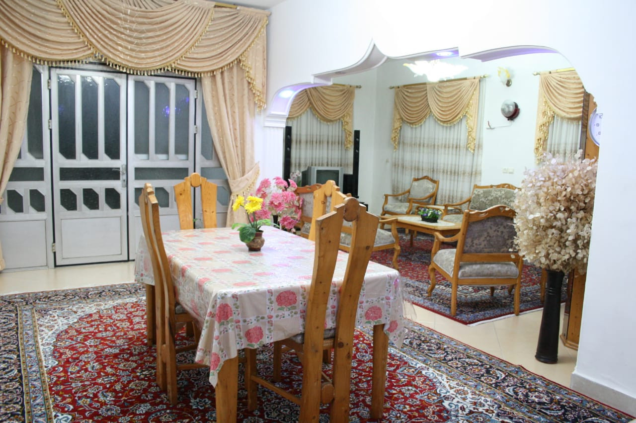 اتاق پذیرایی و میز غذاخوری