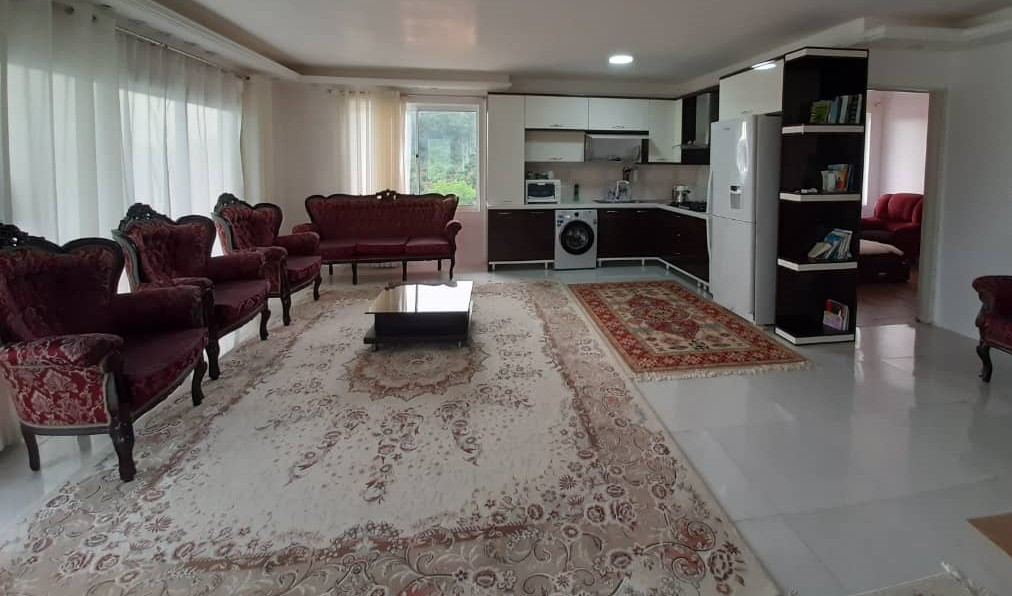 اتاق پذیرایی و آشپزخانه