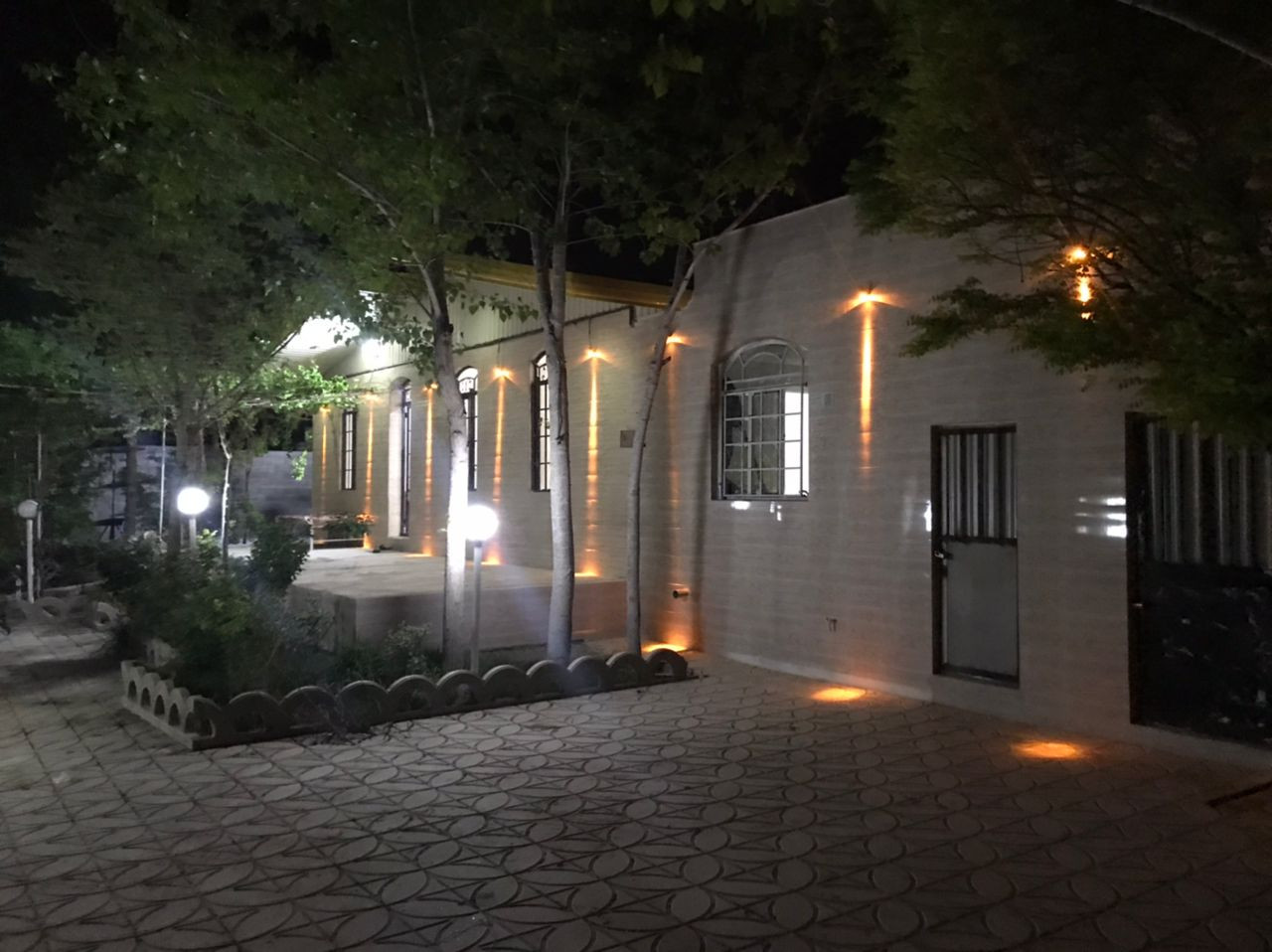 نمای ساختمان و حیاط