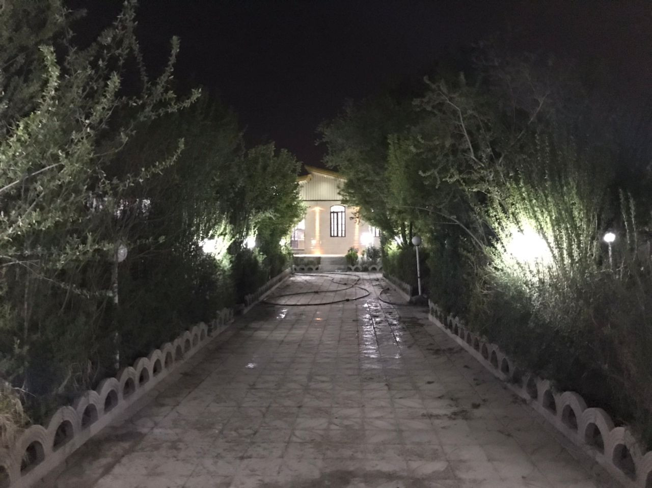 حیاط و نمای ساختمان