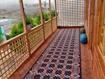 کلبه چوبی نوساز با منظره روستایی