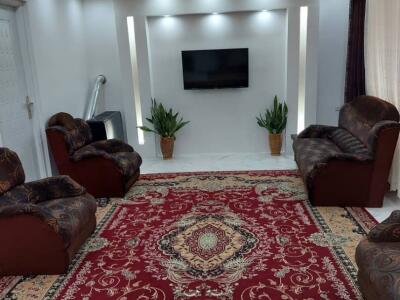 کلبه چوبی نوساز با منظره روستایی