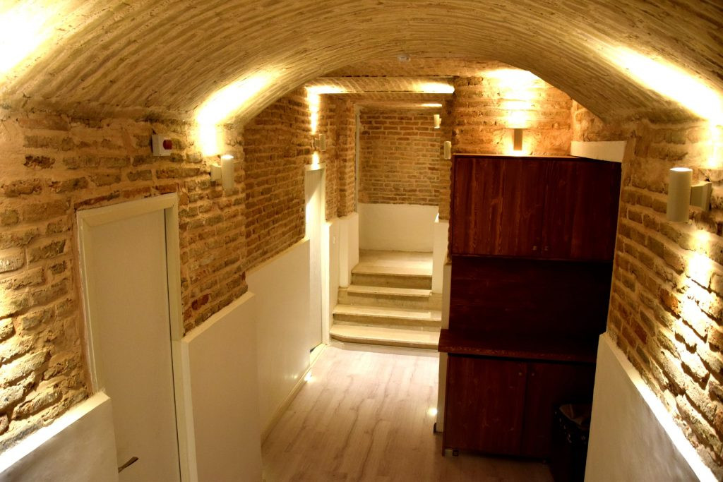 محوطه ورودی اتاق‌های زیرزمین