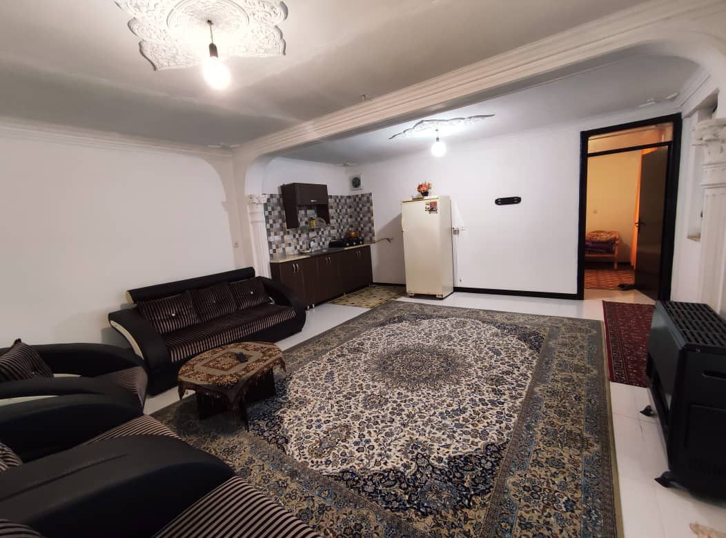 اتاق پذیرایی و آشپزخانه
