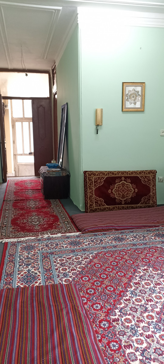 اتاق پذیرایی و راهرو