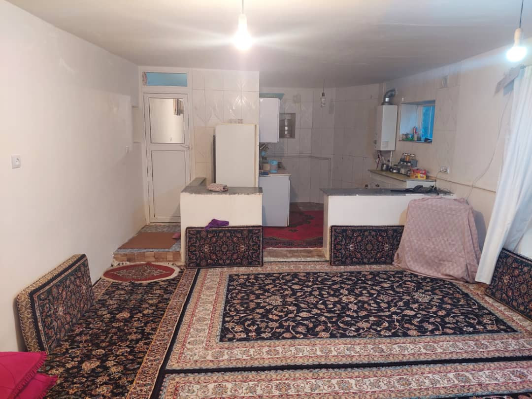 اتاق پذیرایی و آشپزخانه