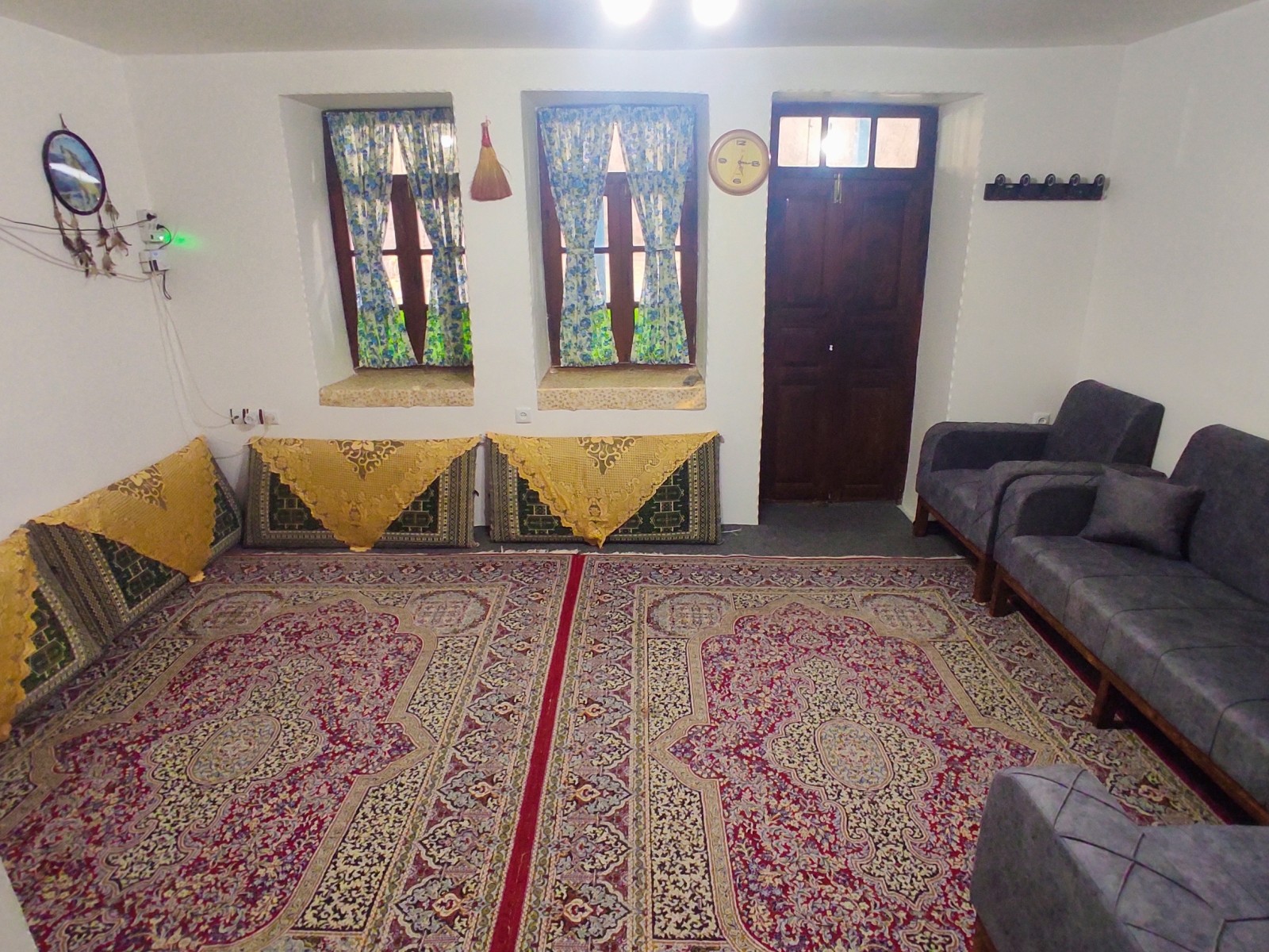 اتاق پذیرایی شامل مبل تلویزیون ال ای دی 32. کولر میباشد
