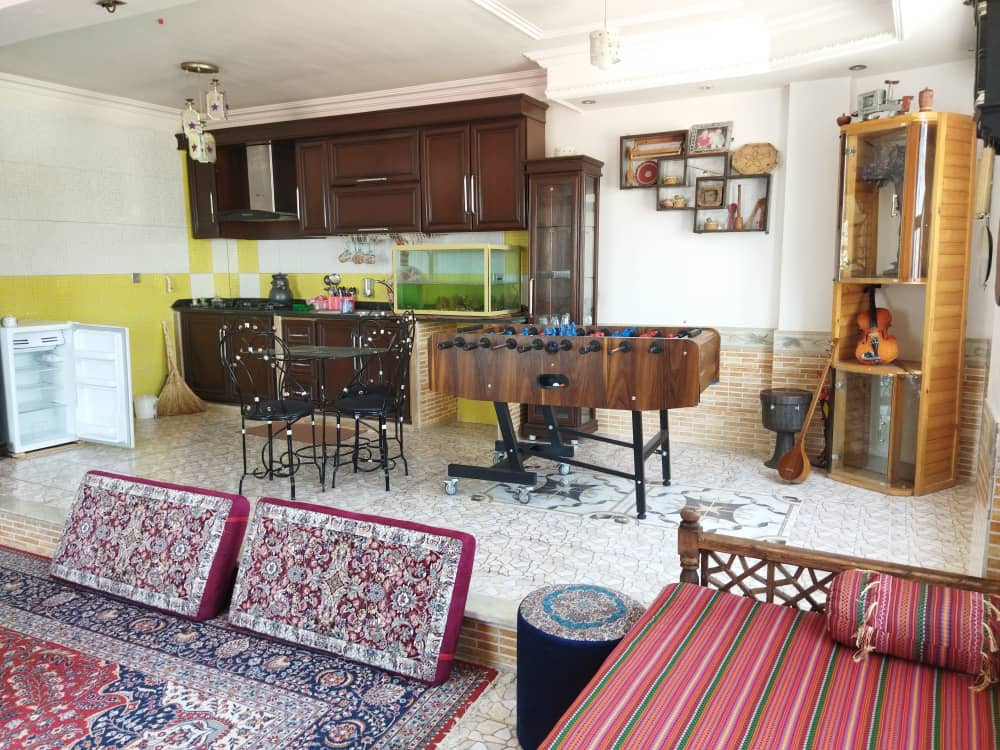 اتاق پذیرایی و آشپزخانه