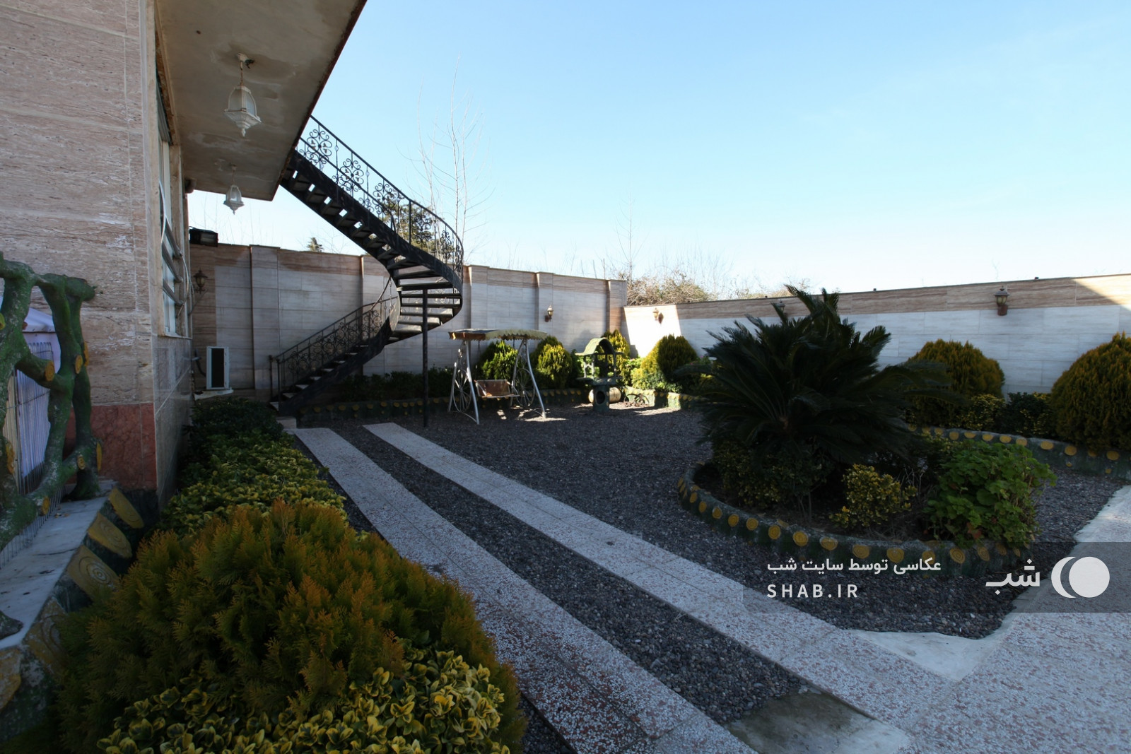 حیاط اقامتگاه