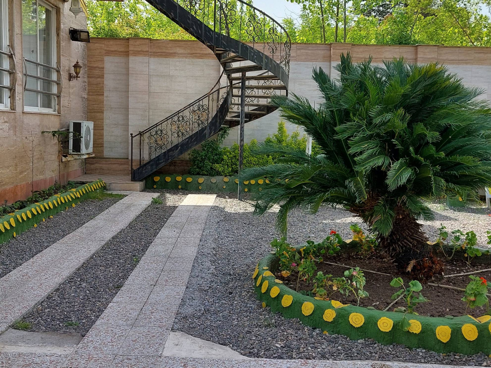 پارکینگ محوطه