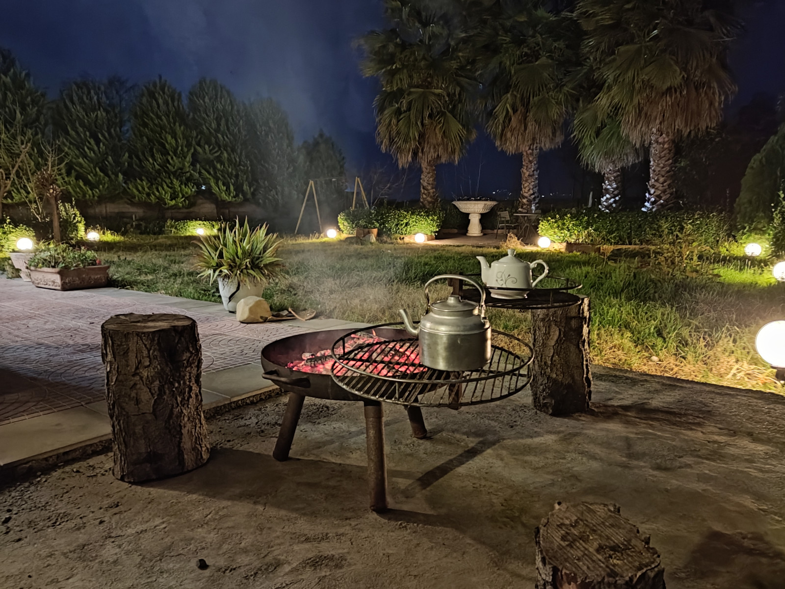 حیاط میهمانان
