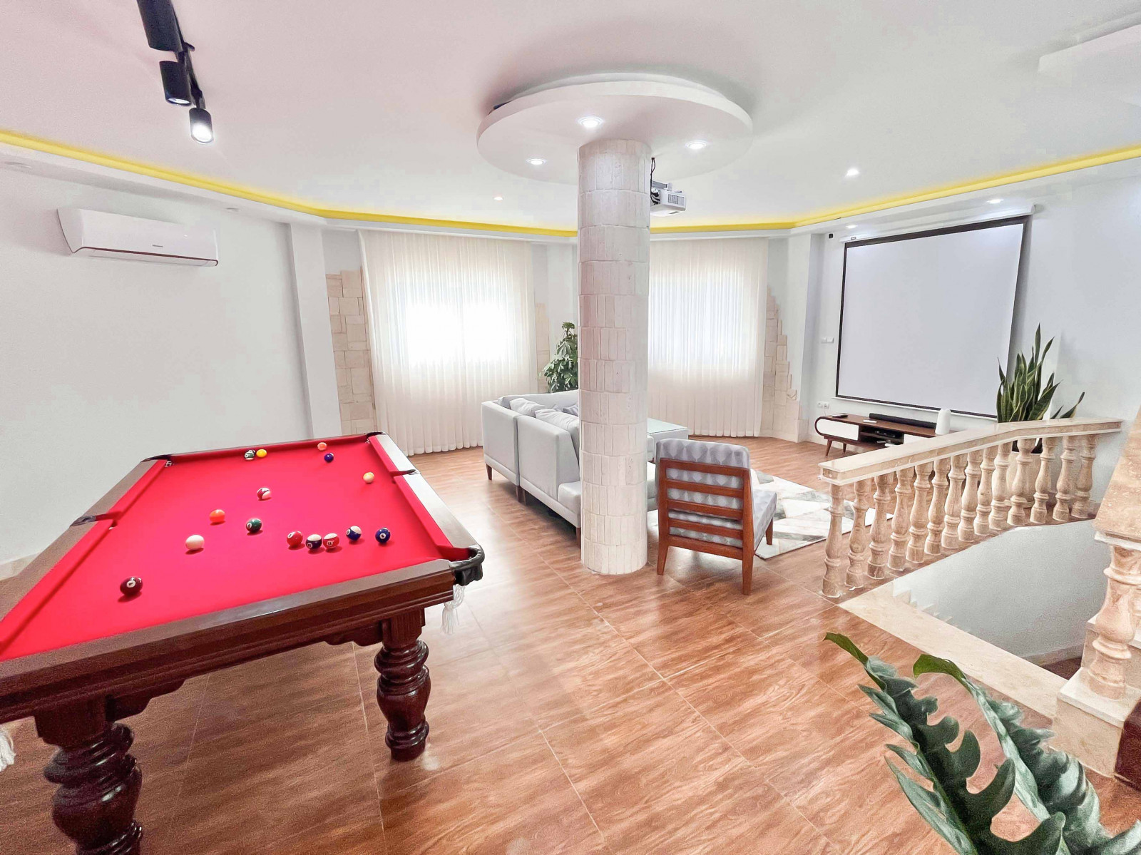 اتاق پذیرایی بالا اتاق پذیرایی بالا