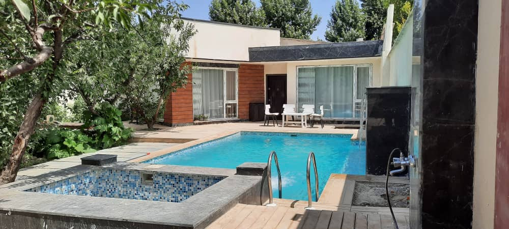 استخر و نمای ساختمان