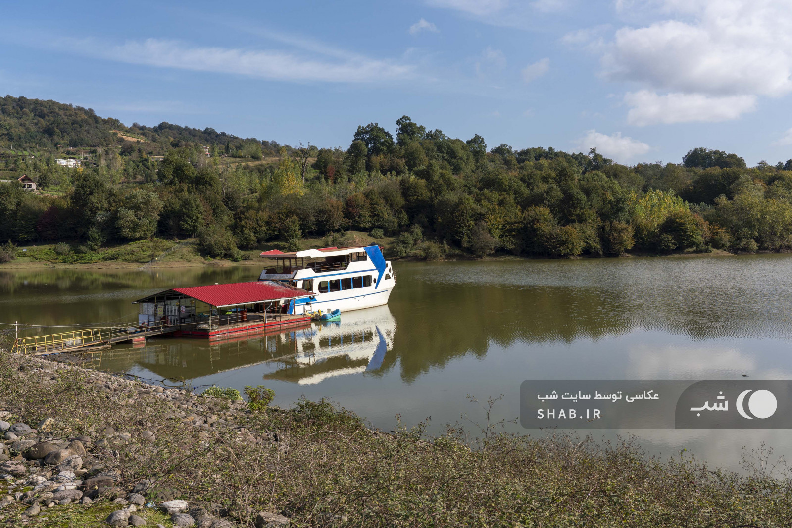 دریاچه و کشتی دریاچه و کشتی