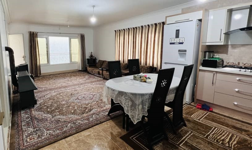 اتاق پذیرایی و آشپزخانه