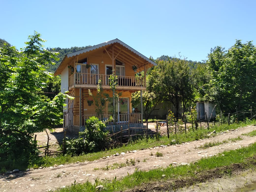 نمای ساختمان در روز