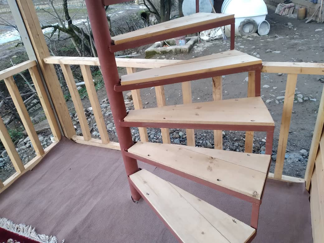 پله های منتهی به طبقه 2