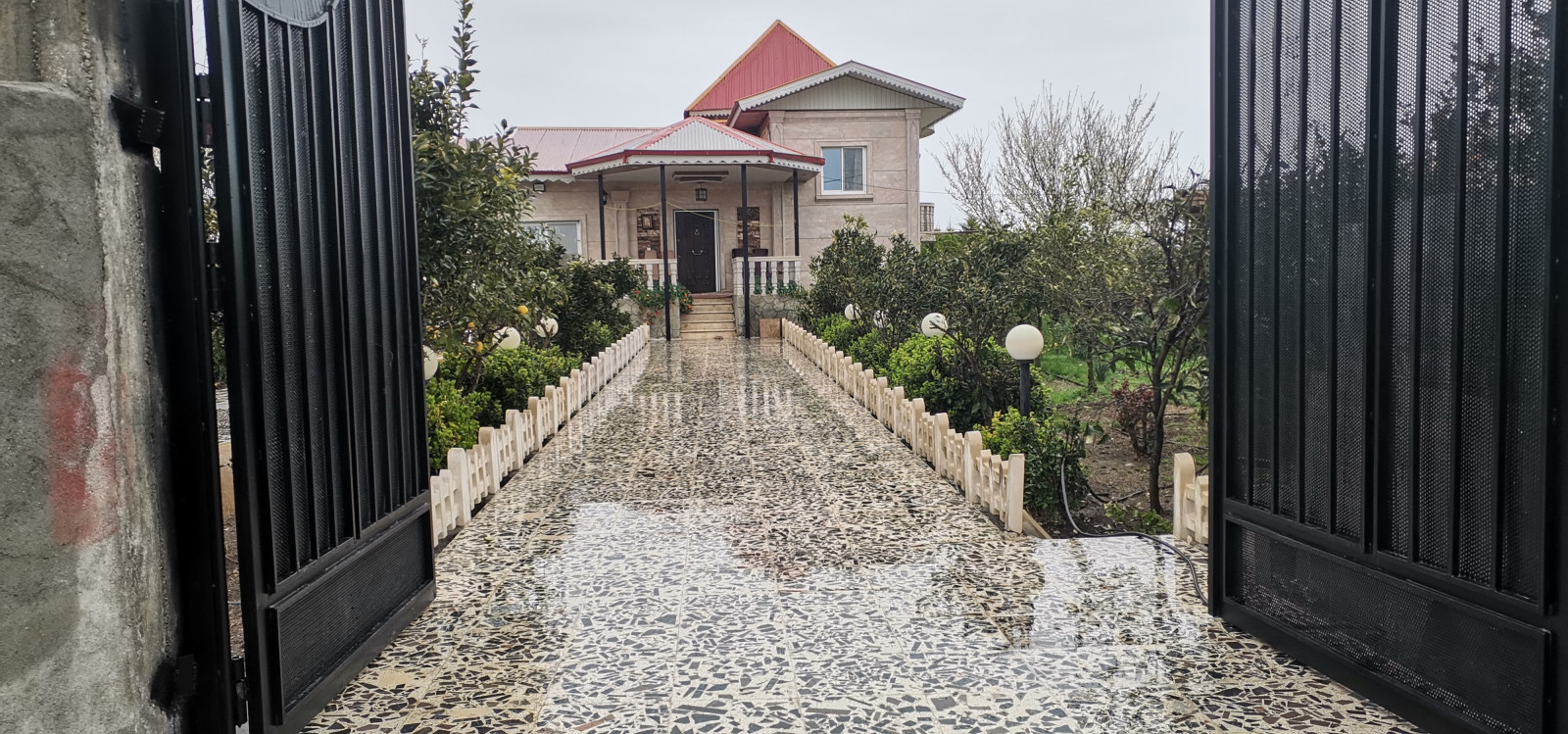 نمای کلی ساختمان و محوطه
